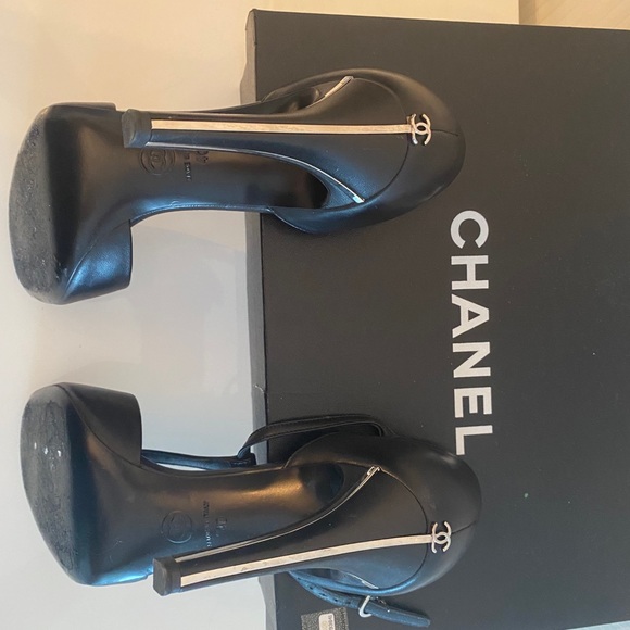 CHANEL Black Classic shoe with open toe lambskin - Picture 6 of 13